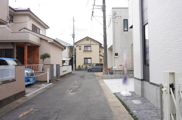 越谷市赤山町２丁目 新築分譲住宅 の前面道路含む現地写真