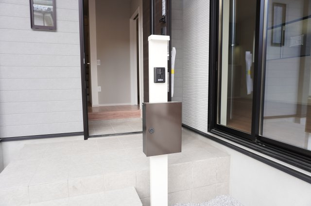 越谷市赤山町２丁目 新築分譲住宅 の玄関