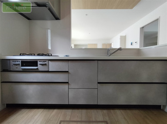 【キッチン】 | 小学校5分　中学校8分　水廻り集中型　松が丘　6号棟 | 「使いやすく機能的なシステムキッチンです」同タイプ