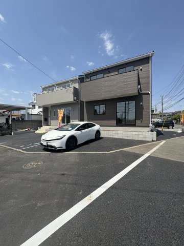 【間取り】 | LDKは「南側」からの陽光たっぷり降り注ぐ明るい空間です◎　
駐車しやすい並列カースペース3台あり◎
