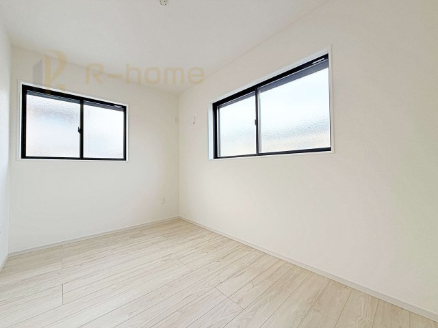 ひたちなか市足崎1期　新築戸建て　4号棟の洋室|2面窓の風通しの良い洋室です♪差し込む暖かな陽当たりで、室内がくつろげる空間に早変わりです♪