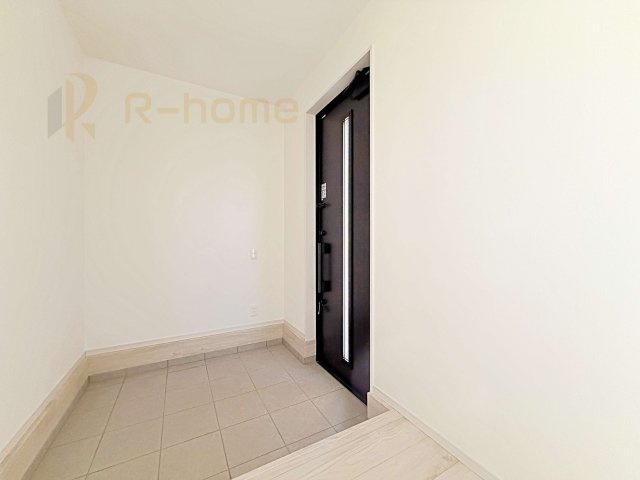 ひたちなか市足崎1期　新築戸建て　4号棟の玄関|気持ちよくご家族やゲストを送迎できる穏やかな雰囲気の玄関♪広々とした玄関で出入りラクラク♪