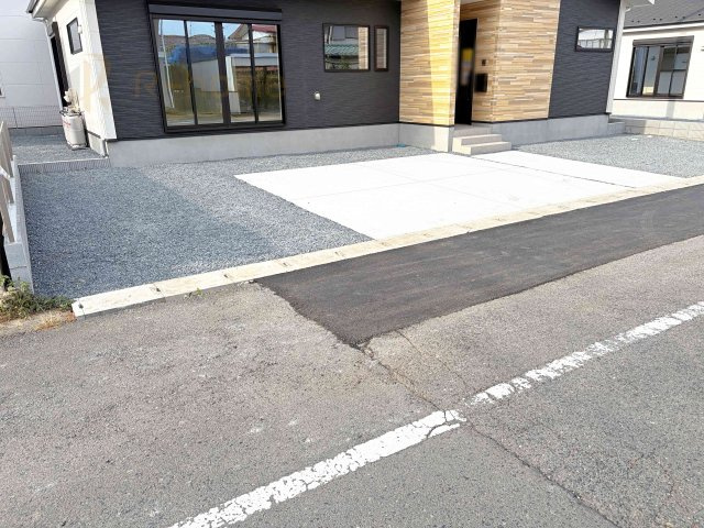 ひたちなか市足崎1期　新築戸建て　4号棟の駐車場|カースペースは2台お停めいただけます♪