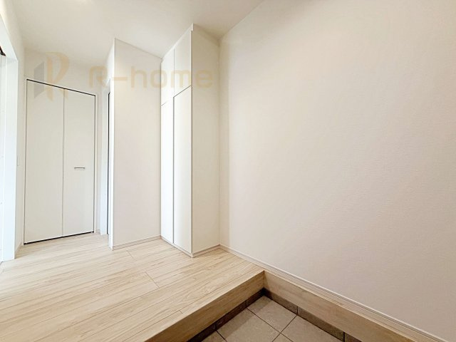 ひたちなか市足崎1期　新築戸建て　4号棟の玄関|大きなシューズボックスがついているので片付いた玄関をキープできます♪