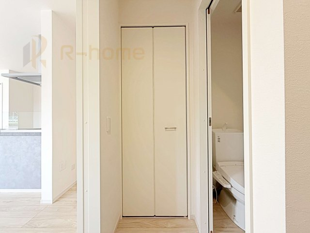 ひたちなか市足崎1期　新築戸建て　4号棟の収納|掃除機などの収納に便利なホール収納！