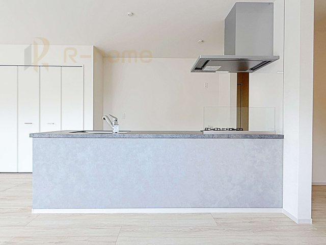 ひたちなか市足崎1期　新築戸建て　4号棟のキッチン|対面式で会話をしながら家事ができます♪コンロ前も壁がない嬉しい仕様！