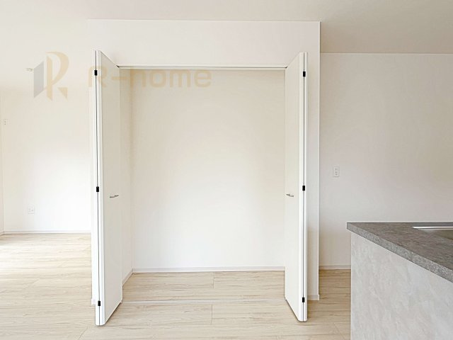 ひたちなか市足崎1期　新築戸建て　4号棟の収納|便利なリビングクローゼット♪共有スペースの収納はあると便利です！