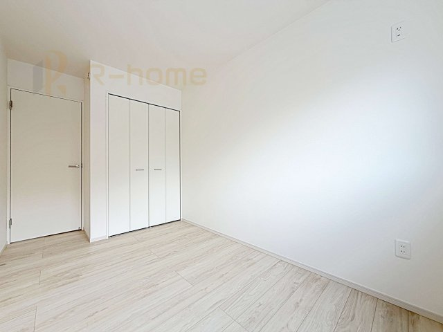 ひたちなか市足崎1期　新築戸建て　4号棟の洋室|どんな部屋家具も合わせやすいシンプルな洋室！
たっぷりの日差しと心地よい風が舞い込む住まい♪