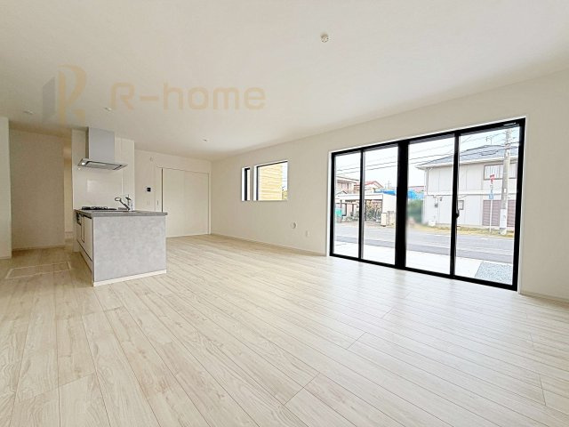 ひたちなか市足崎1期　新築戸建て　4号棟の居間・リビング|開放感のあるリビングには収納スペースもあり、ゆったりした空間を保てます♪