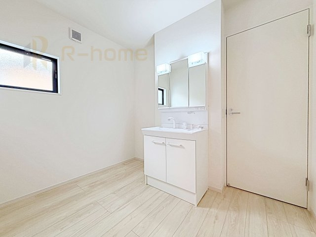 ひたちなか市足崎1期　新築戸建て　4号棟の洗面所|清潔感溢れる洗面台は嬉しい三面鏡付き。洗剤や歯ブラシなどもすっきり収納できます♪