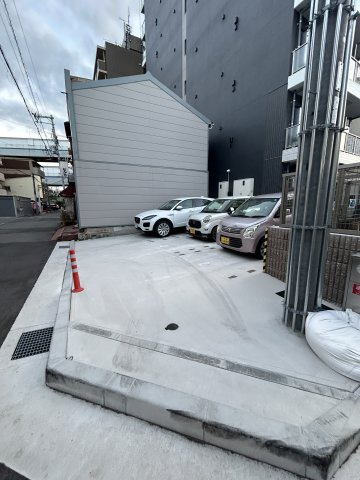 ワールドアイURBAN GATEの駐車場