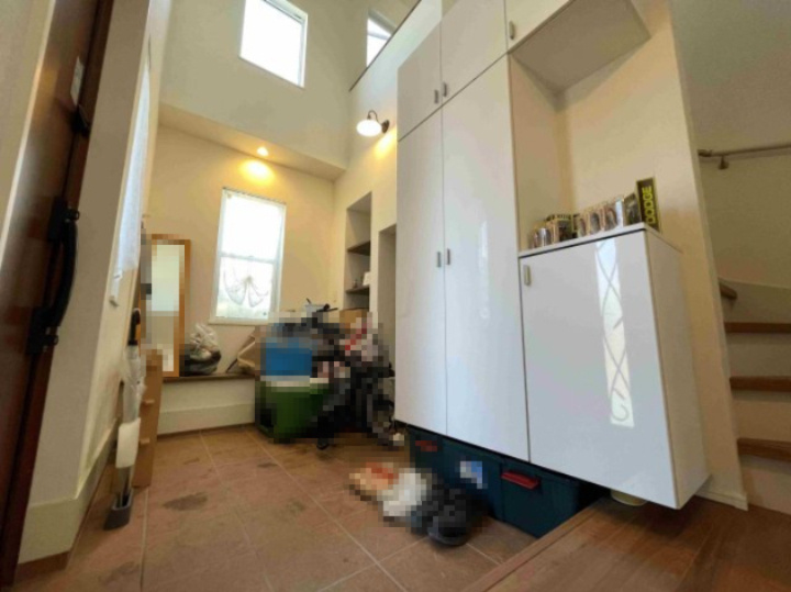 柏市花野井　中古戸建の玄関|吹き抜け玄関・土間スペース広いです。