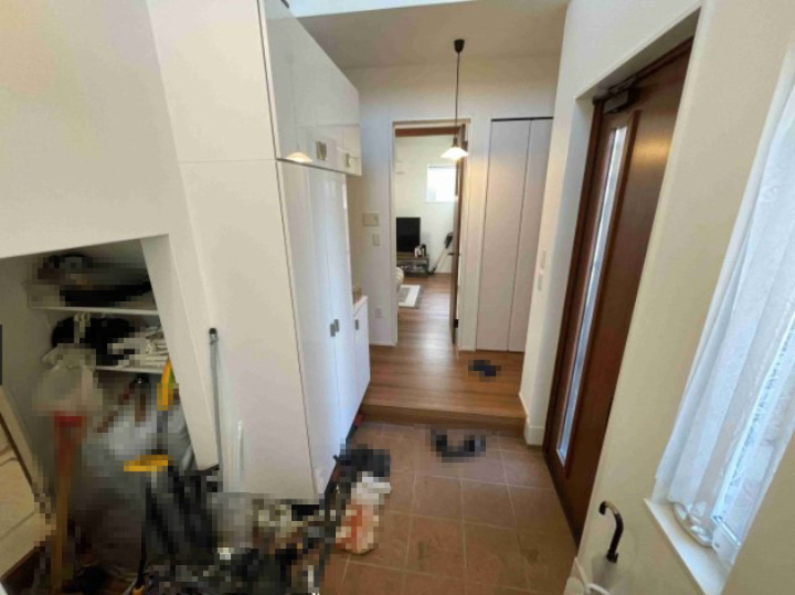 柏市花野井　中古戸建の玄関|土間収納から洗面室にいけます。