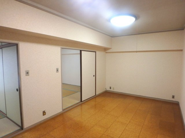 甲東園パークマンションの居間・リビング|使いやすい居間です