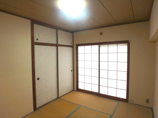 甲東園パークマンションの和室|畳の上でゆっくりとくつろげる和室です