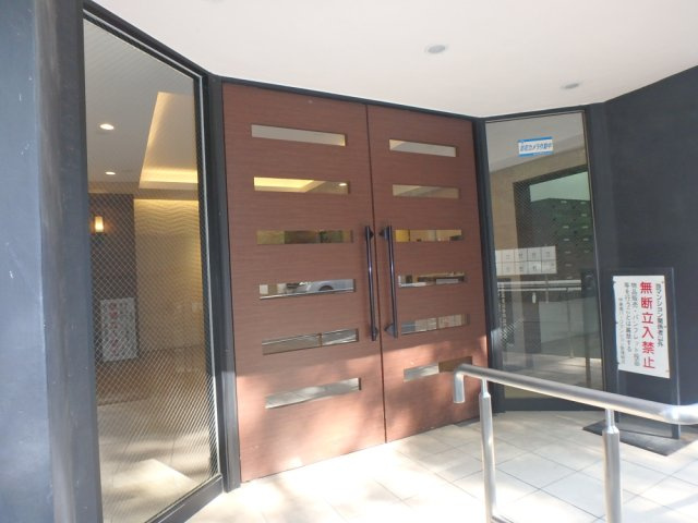 甲東園パークマンションの外観|オシャレなエントランスです