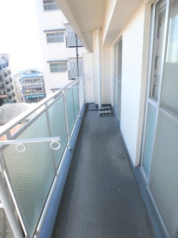 甲東園パークマンションのバルコニー|お洗濯にも便利なバルコニー付き