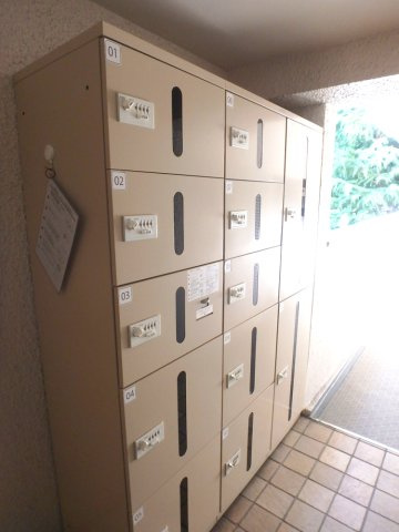 甲東園パークマンションのその他共用部分|宅配ボックスです