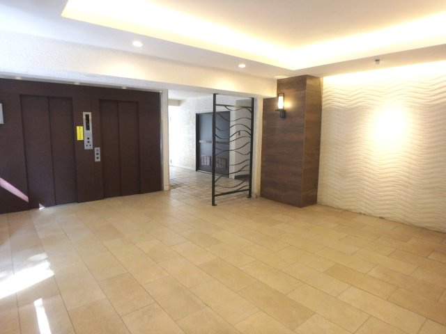 甲東園パークマンションのロビー|ゆとりのあるロビーです