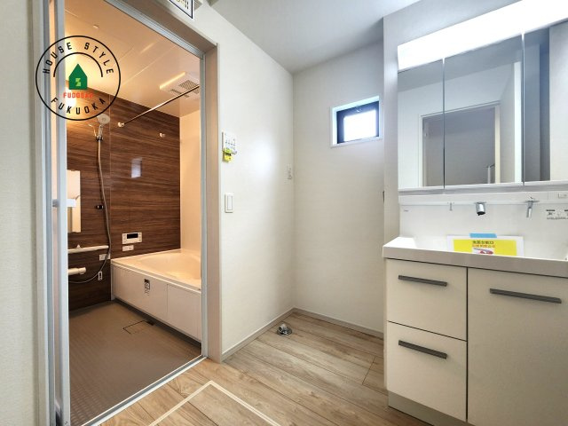 福岡市西区横浜1丁目第5-3棟（1号棟）　の内観：施工例|ゆとりの洗面スペースで朝の身支度もスムーズに。暮らしを快適に変えるシャワー付洗面台です！