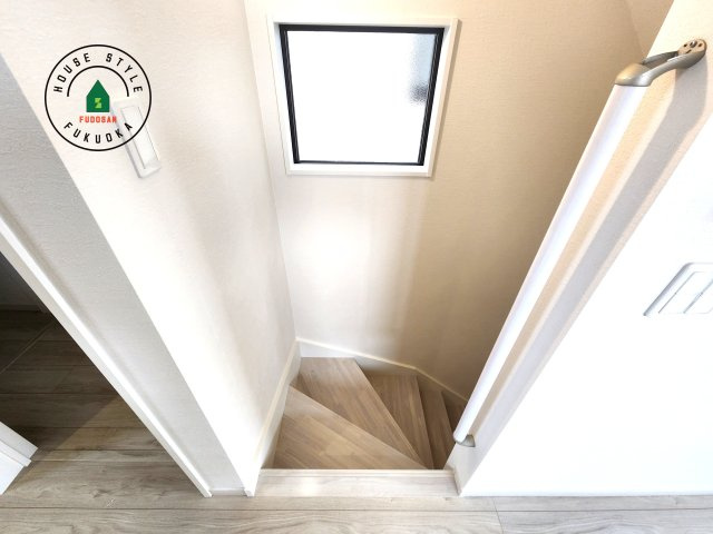 福岡市西区横浜1丁目第5-3棟（1号棟）　の内観：施工例|＜手すり付階段＞手すりがないと階段の昇り降りで危険なことはもちろん、壁に手をつきながら歩くことで壁紙が汚れやすくなります。すべての方に快適に昇り降りしていただくため、手すりを設置しました。