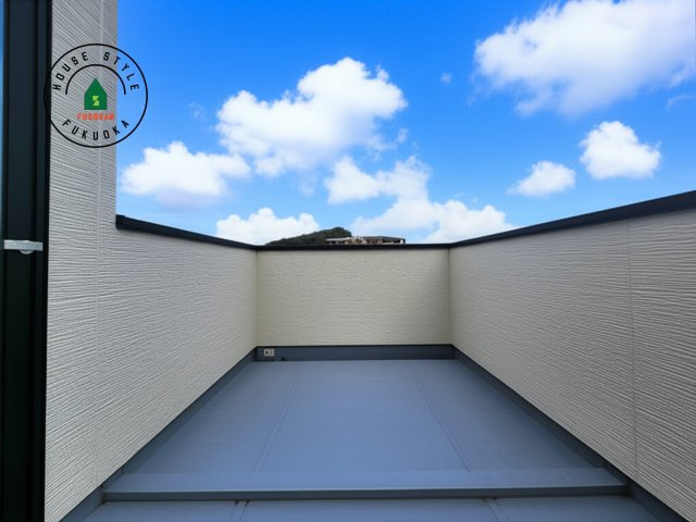 福岡市西区横浜1丁目第5-3棟（1号棟）　のバルコニー|風をしっかりと感じられるバルコニーでは、毎日が洗濯日和です。広々としているので洗濯も楽しくなるでしょうし、気分転換にバルコニーからの眺めを楽しむのもいいでしょう。