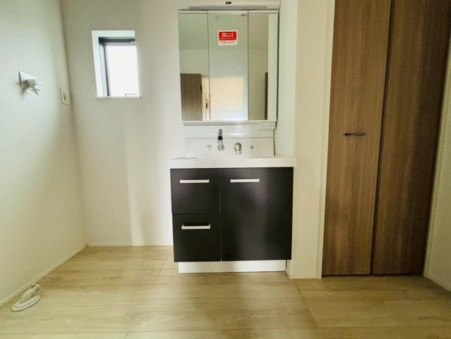 八街に１期　新築戸建て　１号棟の独立洗面台