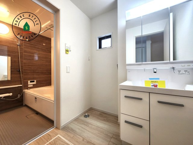 福岡市西区横浜1丁目第5-3棟（2号棟）　の内観：施工例|ゆとりの洗面スペースで朝の身支度もスムーズに。暮らしを快適に変えるシャワー付洗面台です！