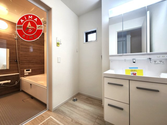 福岡市西区横浜1丁目第5-3棟（2号棟）　の脱衣所|ゆとりの洗面スペースで朝の身支度もスムーズに。暮らしを快適に変えるシャワー付洗面台です！
