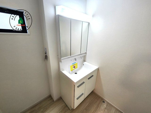 福岡市西区横浜1丁目第5-3棟（2号棟）　の内観：施工例|毎日使うものだから清潔な空間を保ちたい水回り。洗面にはそんな願いを解消させてくれる収納アイデアが満載です。三面鏡の裏側にはキャビネットが現れ小物から背の高い物まで収納できます。