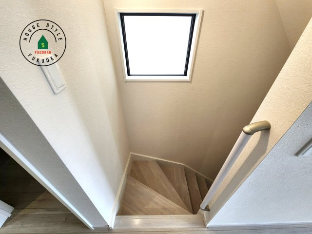 福岡市西区横浜1丁目第5-3棟（2号棟）　の内観：施工例|＜手すり付階段＞手すりがないと階段の昇り降りで危険なことはもちろん、壁に手をつきながら歩くことで壁紙が汚れやすくなります。すべての方に快適に昇り降りしていただくため、手すりを設置しました。