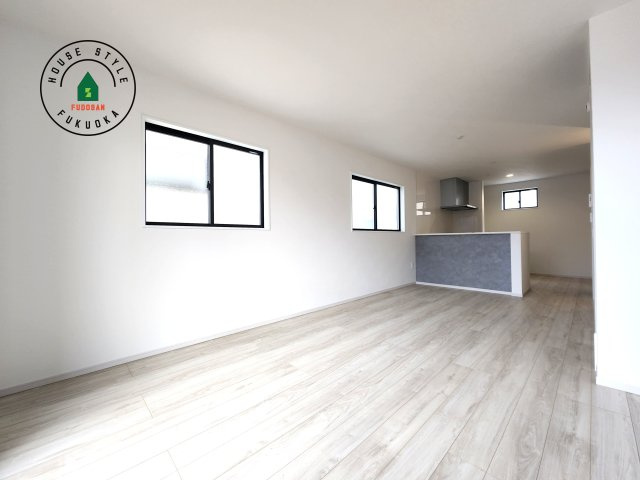 福岡市西区横浜1丁目第5-3棟（2号棟）　の内観：施工例|キッチンからリビングをしっかり確認できます。家族の笑顔があふれる空間になりそうですね。※家具はCGを合成したものです。