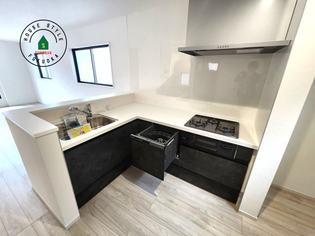 福岡市西区横浜1丁目第5-3棟（2号棟）　の内観：施工例|ご家族を近くに感じられる対面キッチンのLDK。会話もはずみそうですね。