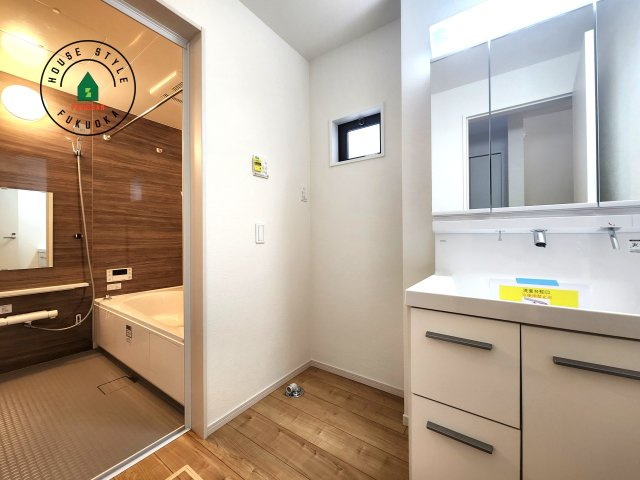 福岡市西区横浜1丁目第5-3棟（3号棟）　の脱衣所|ゆとりの洗面スペースで朝の身支度もスムーズに。暮らしを快適に変えるシャワー付洗面台です！