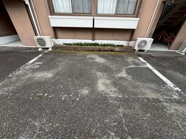 黒岩ハイツの駐車場