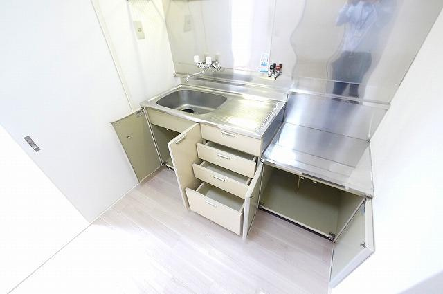 白樺ハイツ大宮Ⅲのキッチン|コンパクトなキッチンで掃除もラクラク