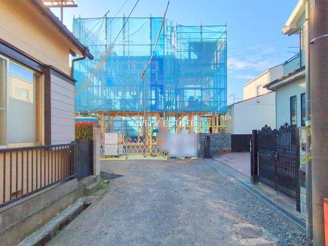 草加市吉町2丁目 新築分譲住宅の前面道路含む現地写真