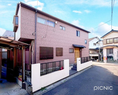 【外観】 | ◆綾瀬市寺尾南中古住宅◆ | ◆堂々たる趣ながら、主張し過ぎずどこか余裕を感じさせるシャープなフォルムで佇む邸宅は、晴天の空と照らし合わせる事で、本来あるべき完成形の姿を見せてくれます。

