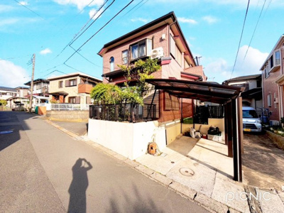 【前面道路含む現地写真】 | ◆綾瀬市寺尾南中古住宅◆ | ◆爽やかな青空の下に贅沢なほどに降り注ぐ陽光、豊かな居住性と、クオリティが見事に調和した住空間は、住まうことの喜びを感じさせてくれます。ゆとりある広い敷地で開放的なお住まいです。