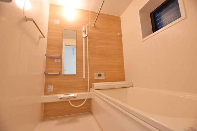 大阪市淀川区野中南1丁目リフォーム済戸建の浴室|足を伸ばしてゆっくりと寛げる浴槽。一日の疲れを癒してくれるバスタイムはここから始まります。