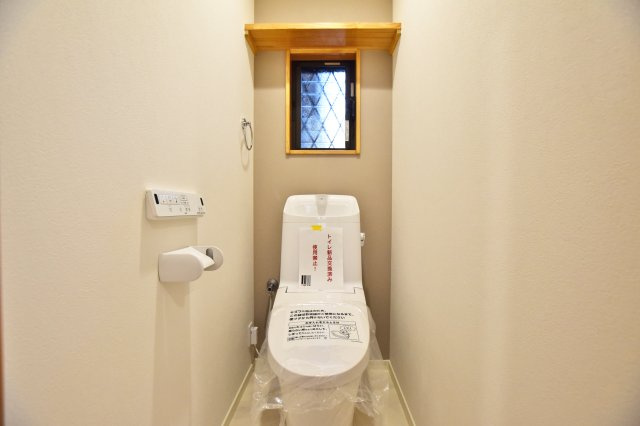 大阪市淀川区野中南1丁目リフォーム済戸建のトイレ|一年中快適に利用できる温水洗浄便座付きトイレです。