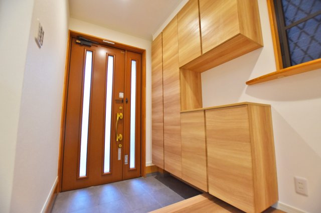 大阪市淀川区野中南1丁目リフォーム済戸建の玄関|玄関には天井まで届く大きな収納スペースがあるので家族みんなの靴もスッポリ入ります。