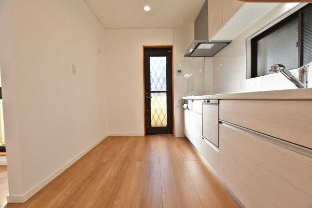 大阪市淀川区野中南1丁目リフォーム済戸建のキッチン|キッチンスペースは冷蔵庫や食器棚を置いても余裕の広さ。料理中でも楽にすれ違えます。