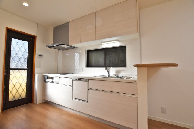 大阪市淀川区野中南1丁目リフォーム済戸建のキッチン|白を基調とした清潔感あるキッチンは壁付タイプなので空間を有効に活用できます。