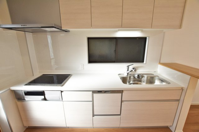 大阪市淀川区野中南1丁目リフォーム済戸建|広いワークトップは料理の盛り付けをするのにも便利。食洗器付で食事後の片付けもラクラクです。