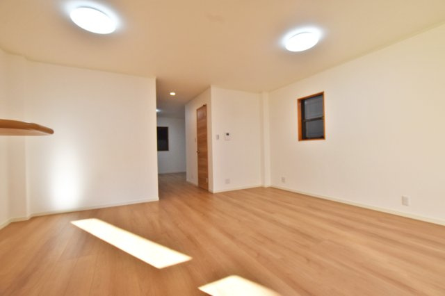 大阪市淀川区野中南1丁目リフォーム済戸建の居間・リビング|ダイニングスペースとリビングスペースが分かれているのでソファーセットを配置しても余裕です。