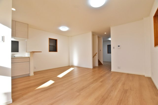 大阪市淀川区野中南1丁目リフォーム済戸建の居間・リビング|リビングダイニングは自然光が差し込む家族全員の寛ぎ空間です。