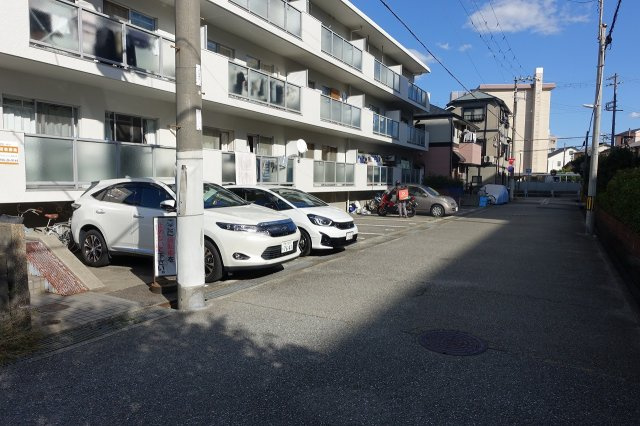 甲子園ハニーマンションの駐車場