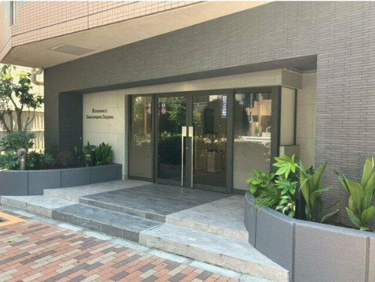 レジデンス三軒茶屋スクエア　リノベーション　オートロック　宅配BOXのエントランス