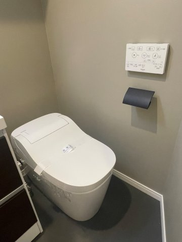 レジデンス三軒茶屋スクエア　リノベーション　オートロック　宅配BOXのトイレ